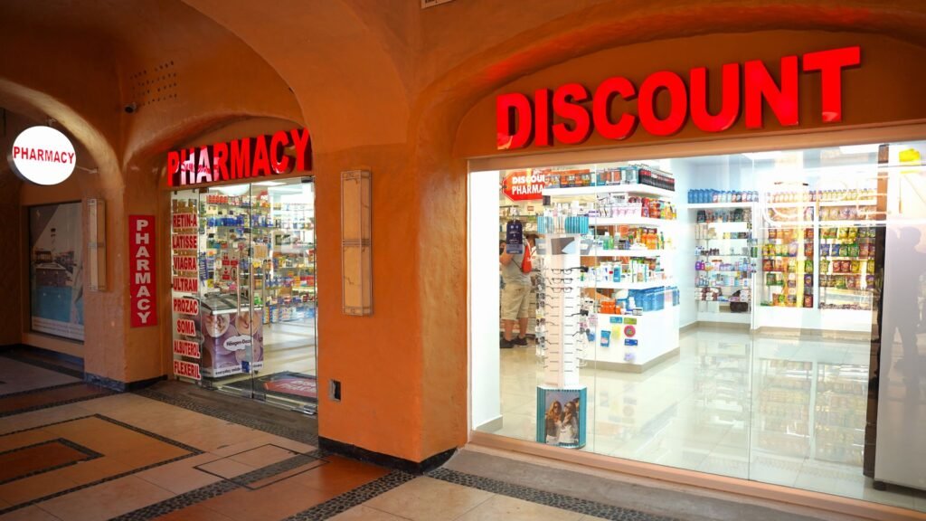 Sucursal de Discount Pharmacy en Cabo San Lucas con su letrero rojo